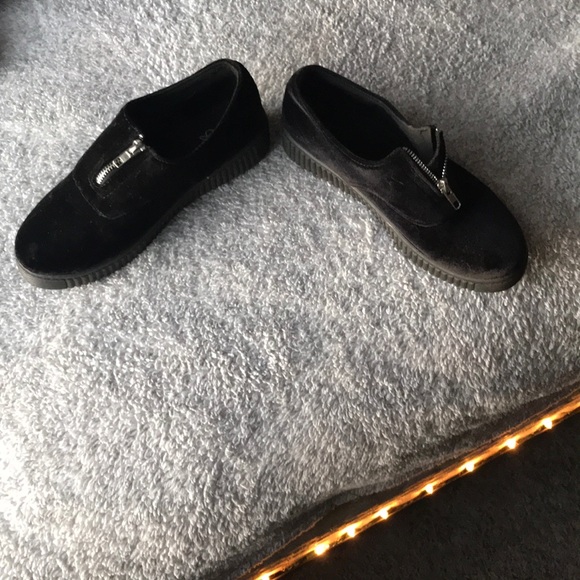 Shoes (idk what brand they are) - Picture 2 of 5